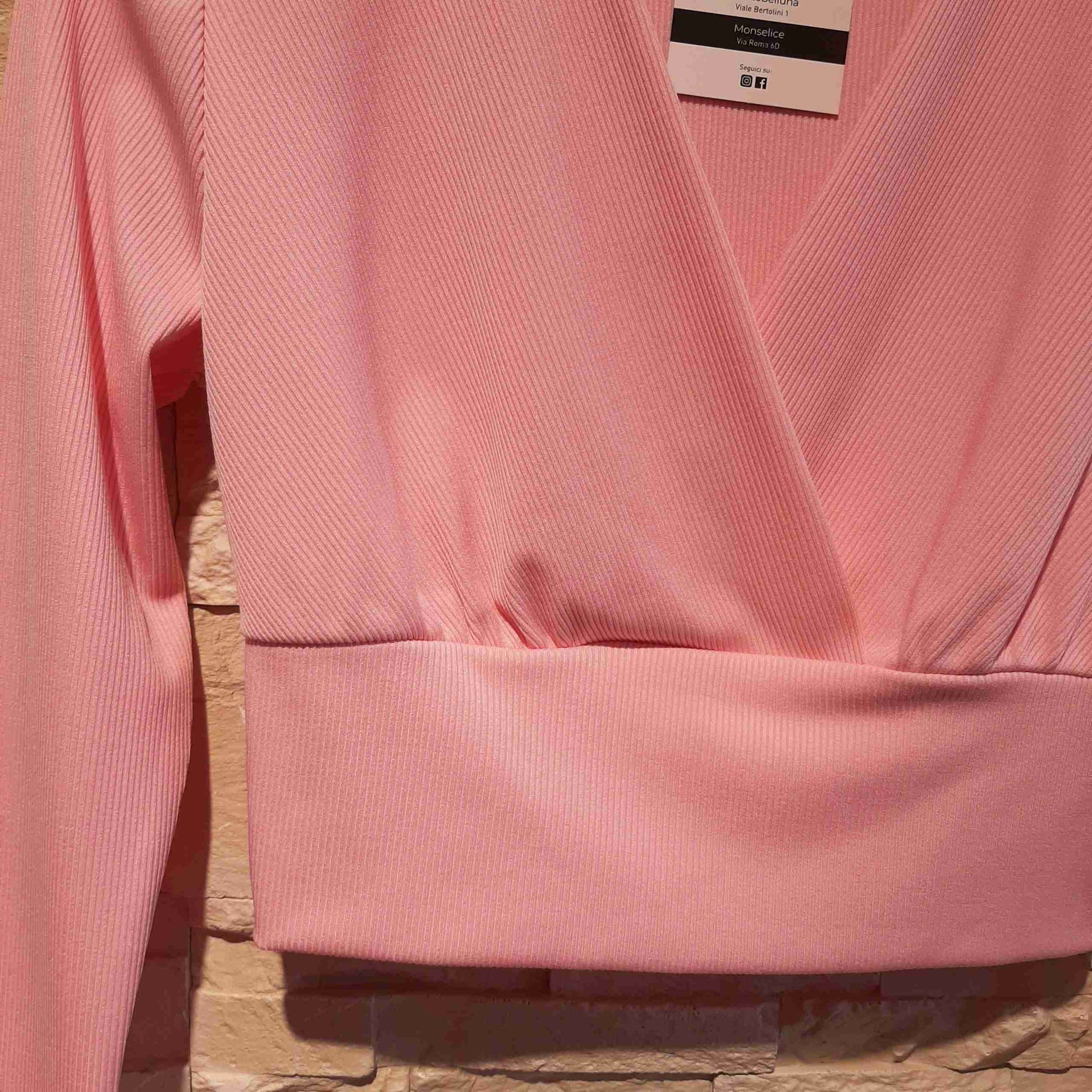 Top crop a costine con scollo a portafoglio