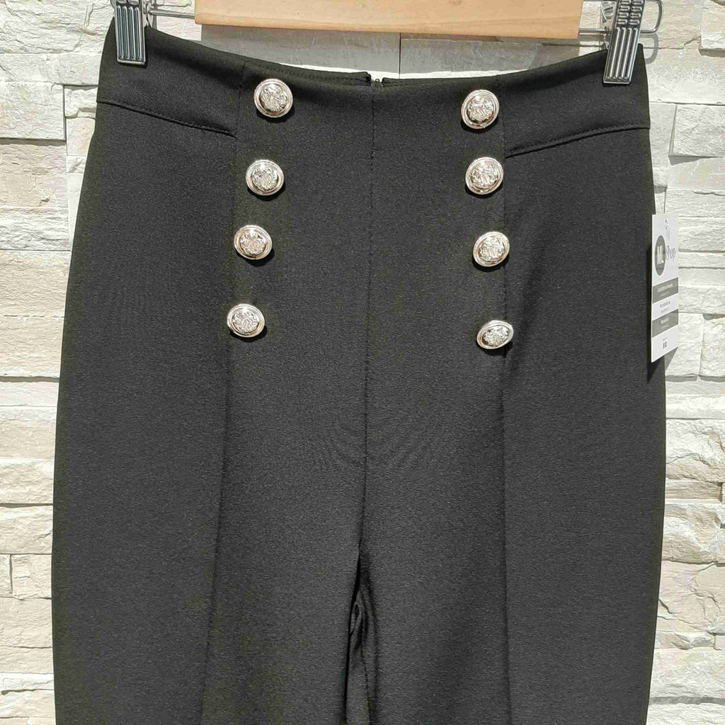 Pantaloni slim con bottoni dorati