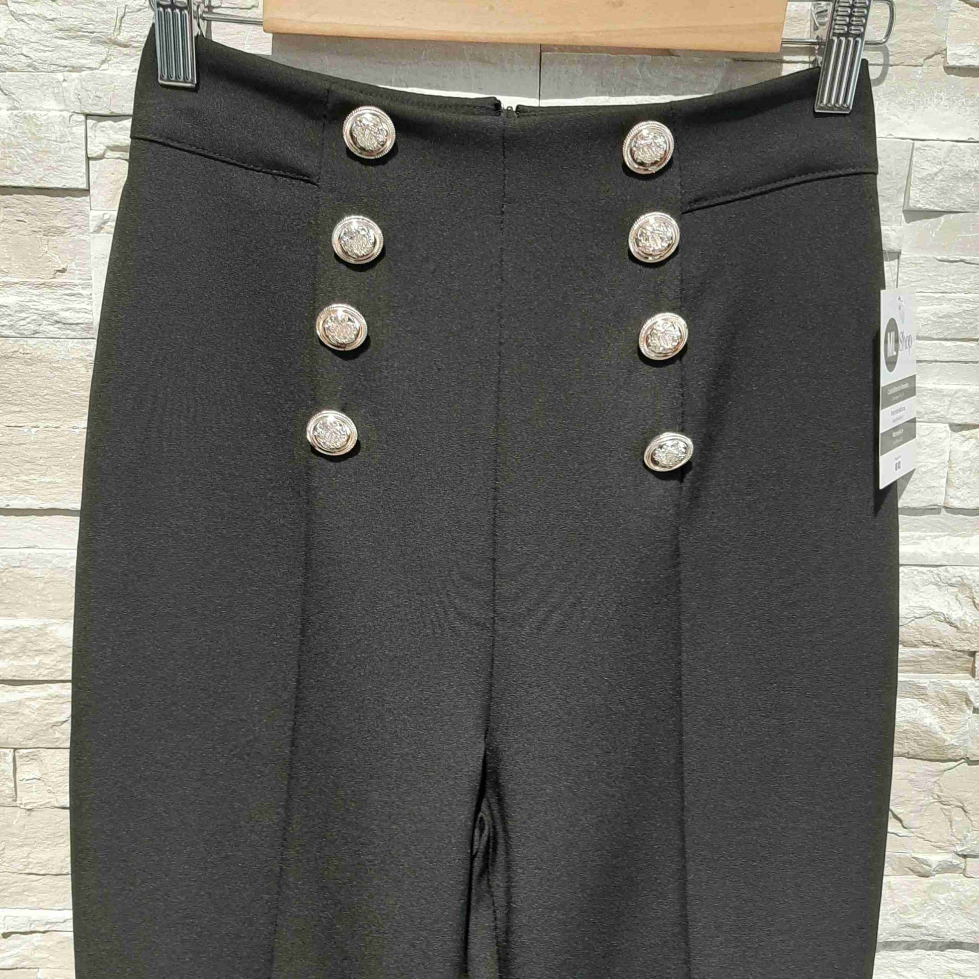 Pantaloni slim con bottoni dorati
