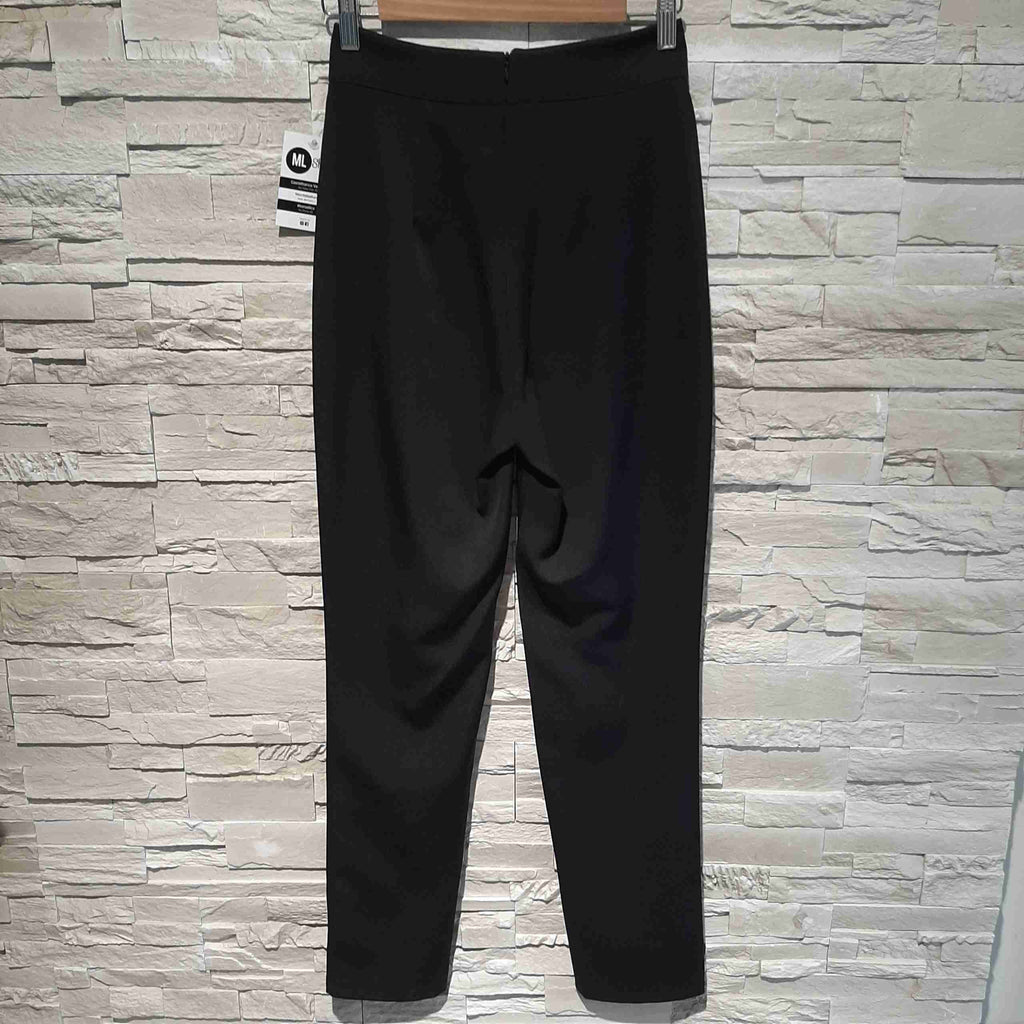 Pantaloni slim con bottoni dorati