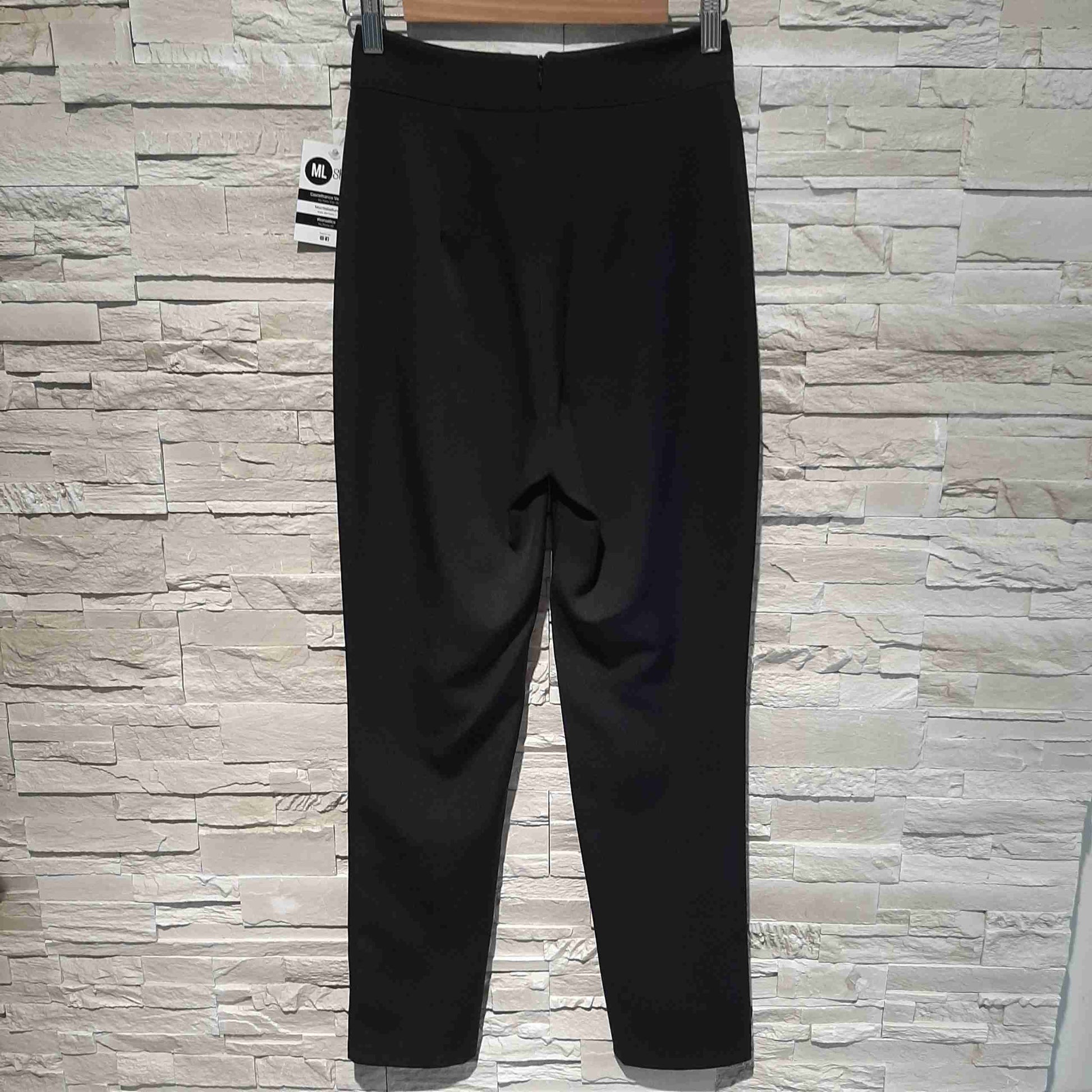 Pantaloni slim con bottoni dorati