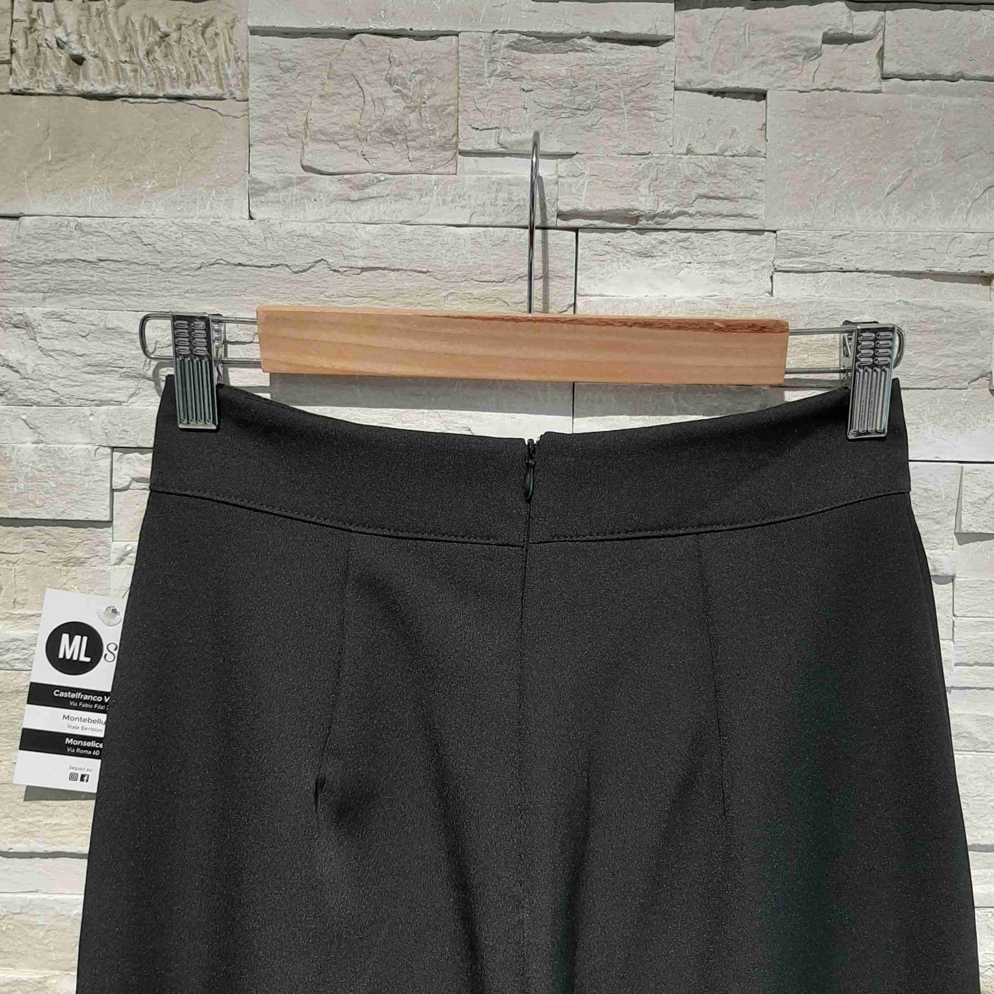 Pantaloni slim con bottoni dorati