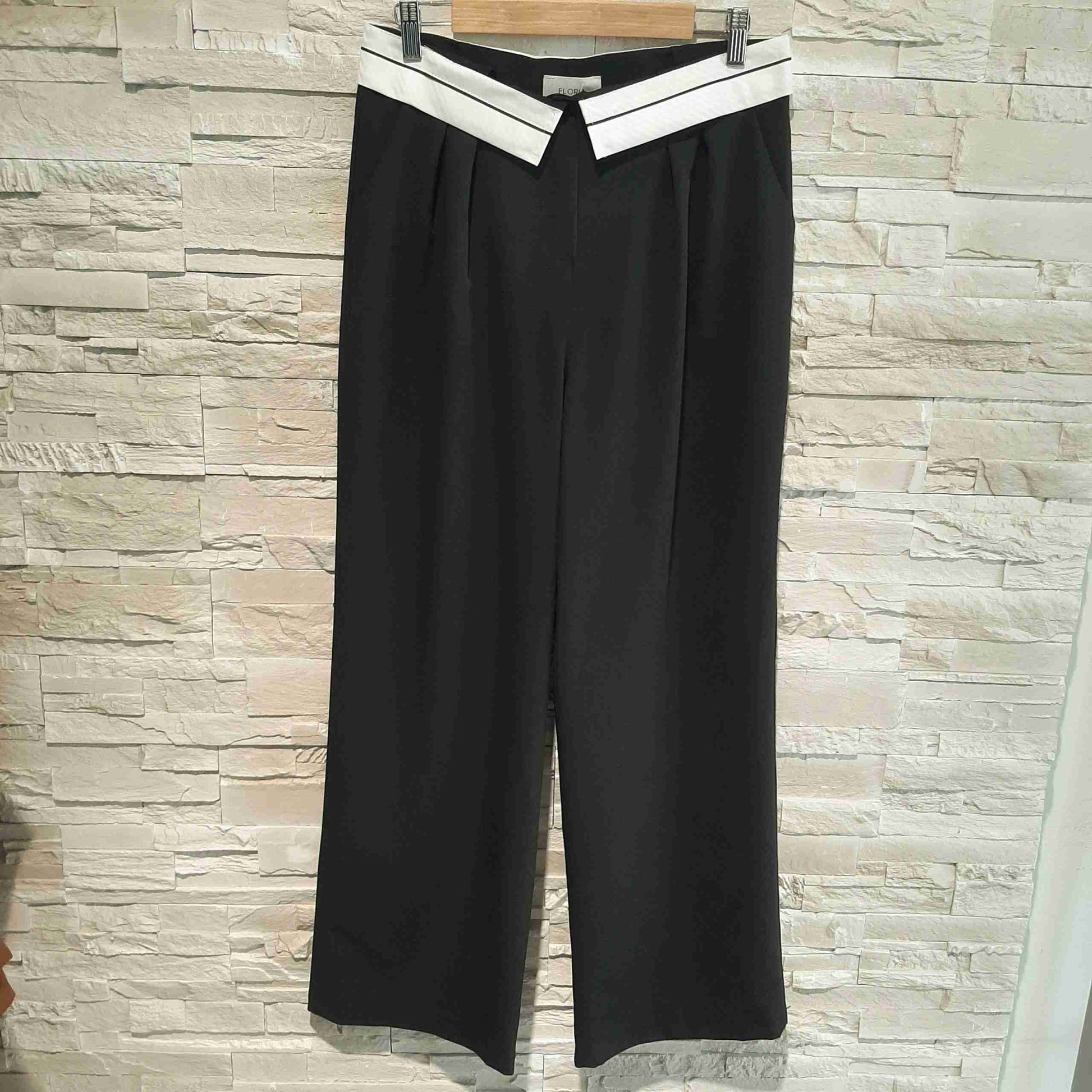 Pantaloni con dettaglio a risvolto