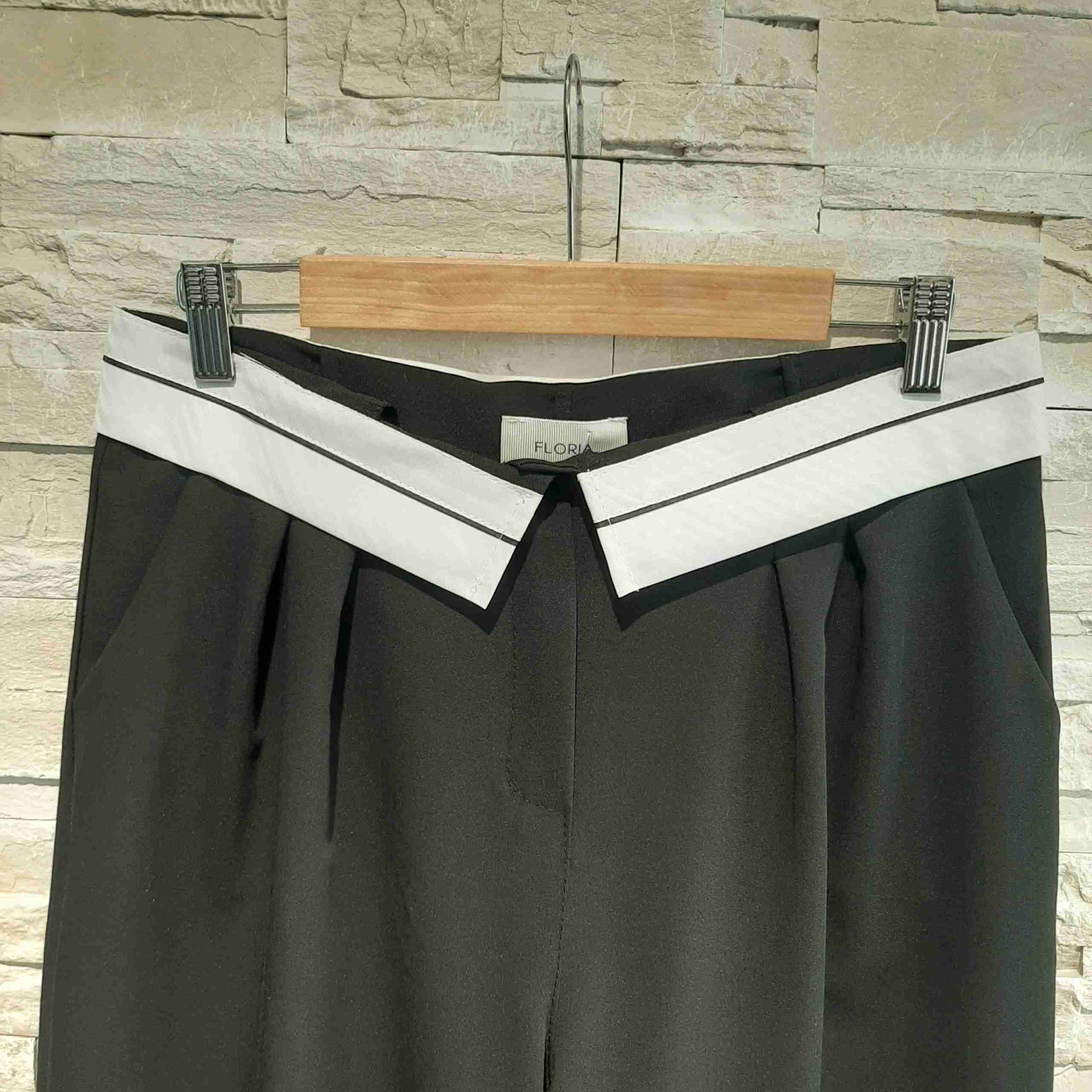 Pantaloni con dettaglio a risvolto