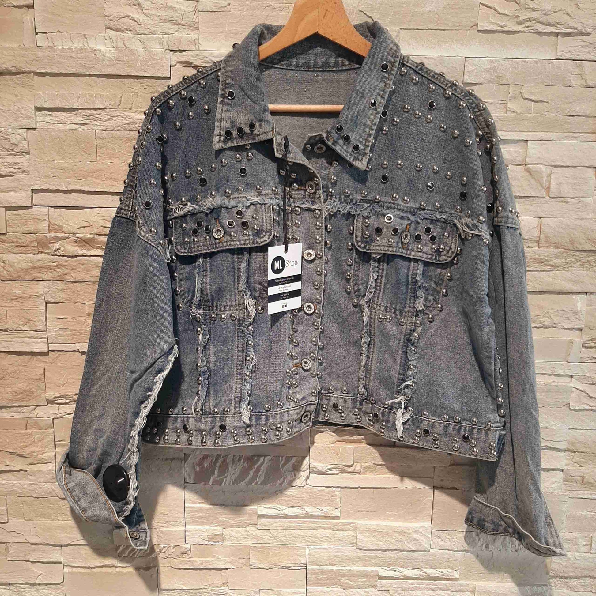 Giacca in jeans crop con borchie