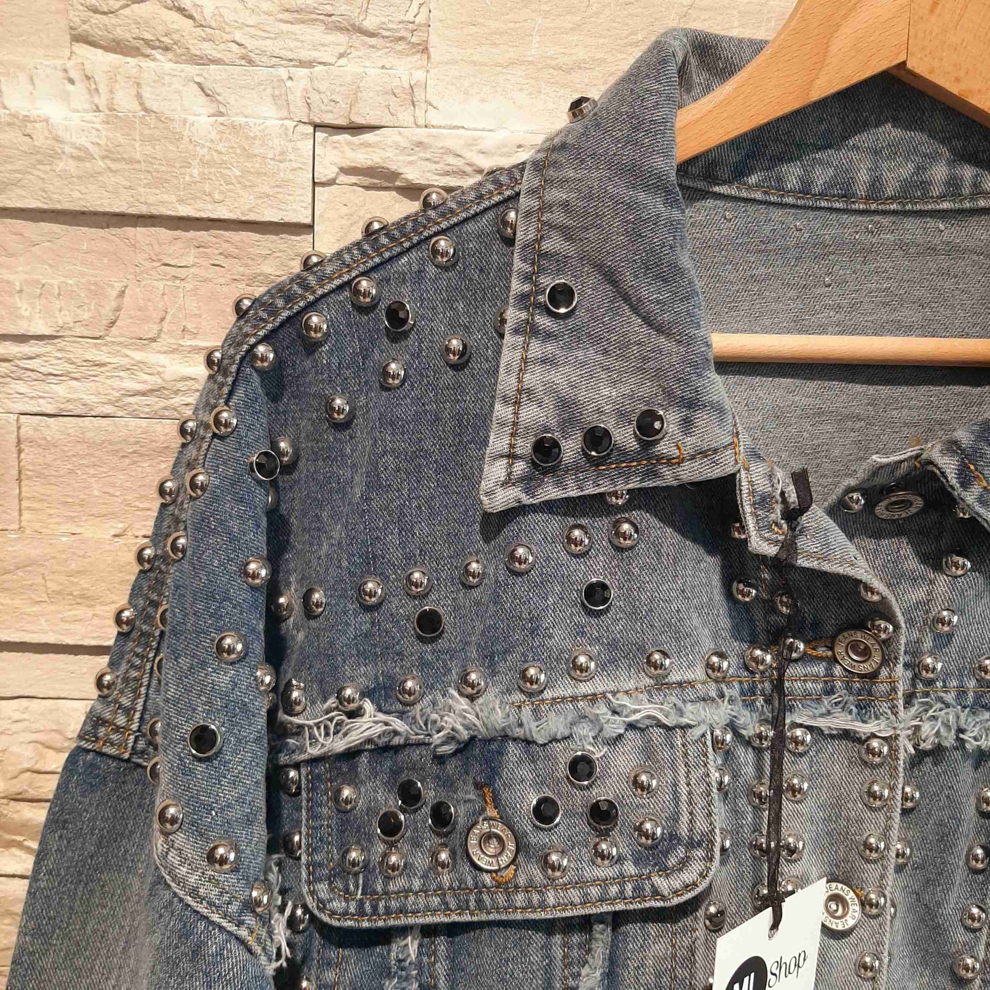 Giacca in jeans crop con borchie