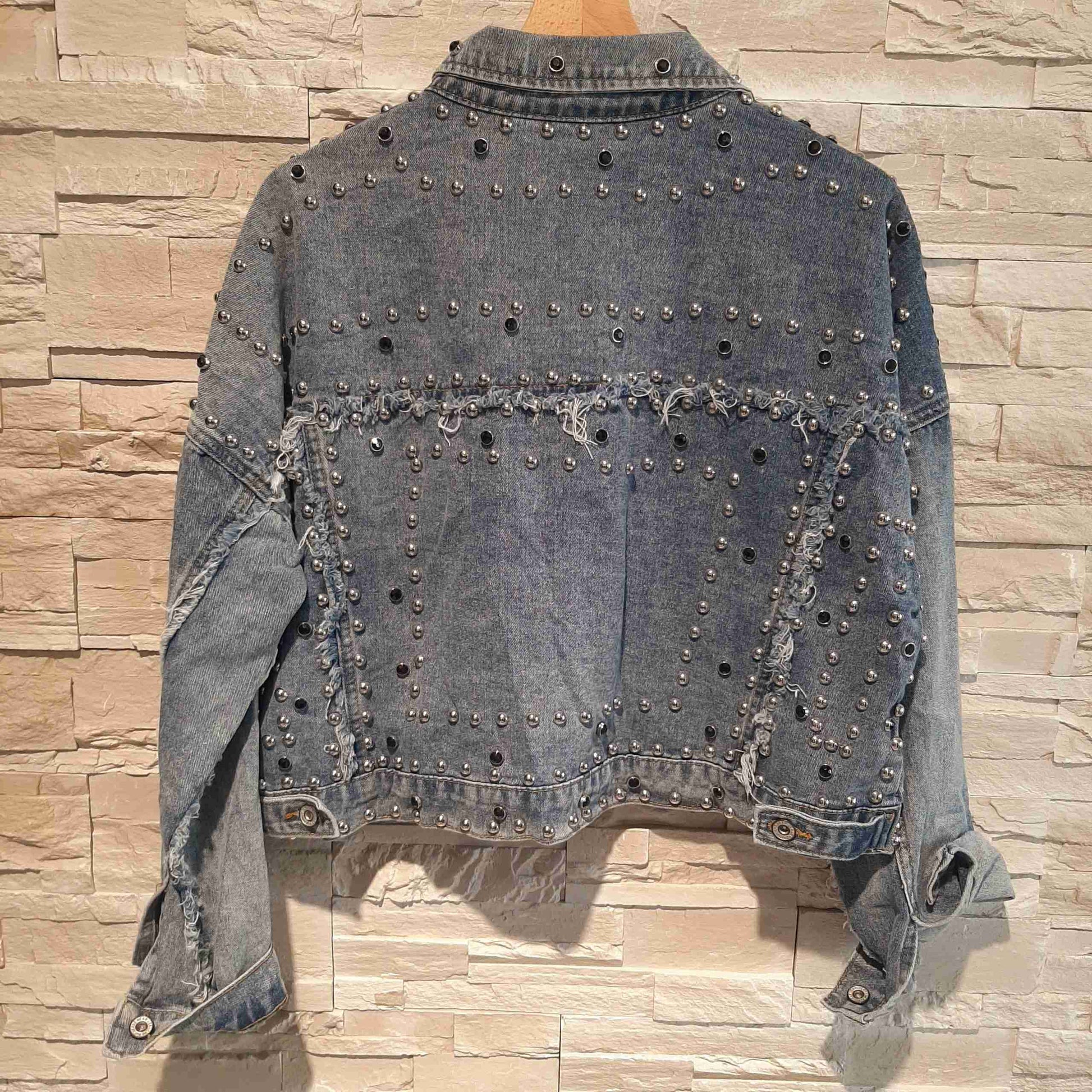 Giacca in jeans crop con borchie