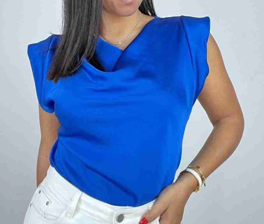 T-shirt raso con scollo drappeggiato