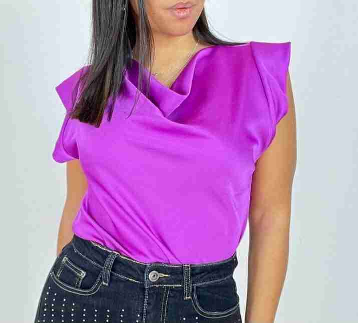T-shirt raso con scollo drappeggiato
