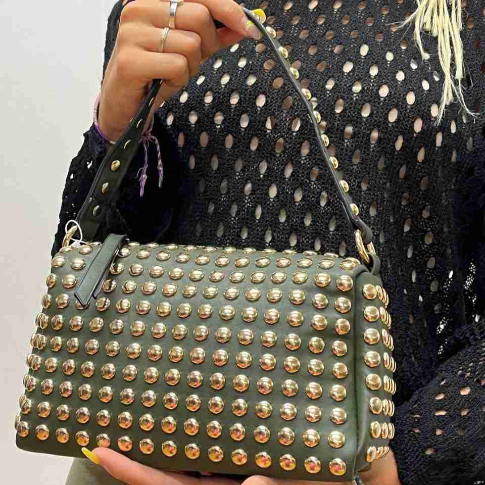 Borsetta borchie dorate