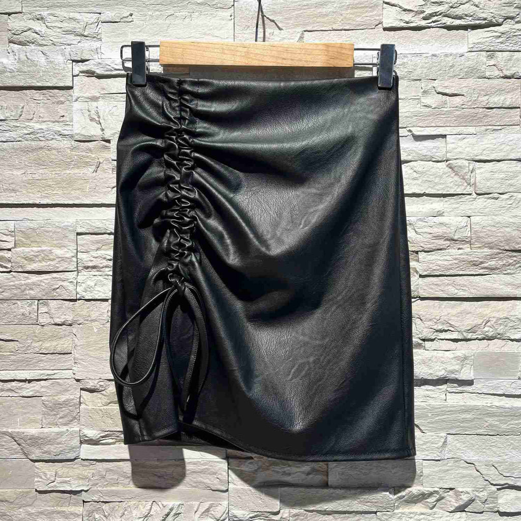 Gonna in ecopelle con arricciatura