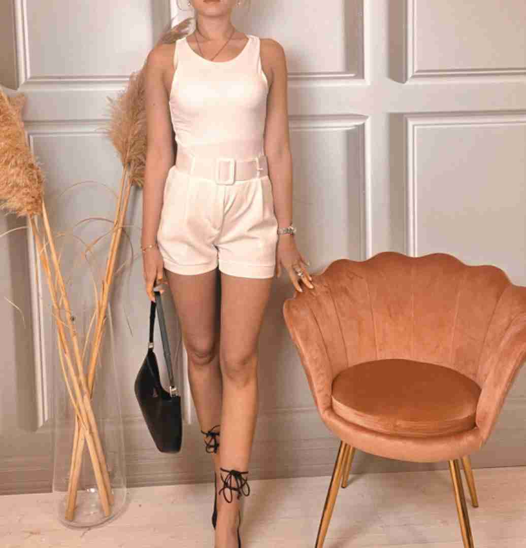 Shorts eleganti con cinturino in vita
