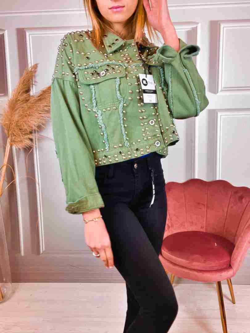 Giacca in jeans crop con borchie