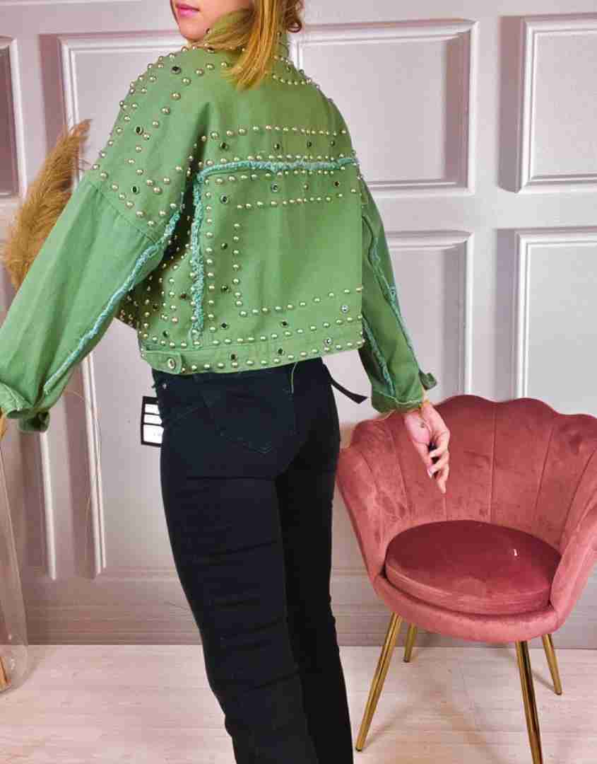 Giacca in jeans crop con borchie