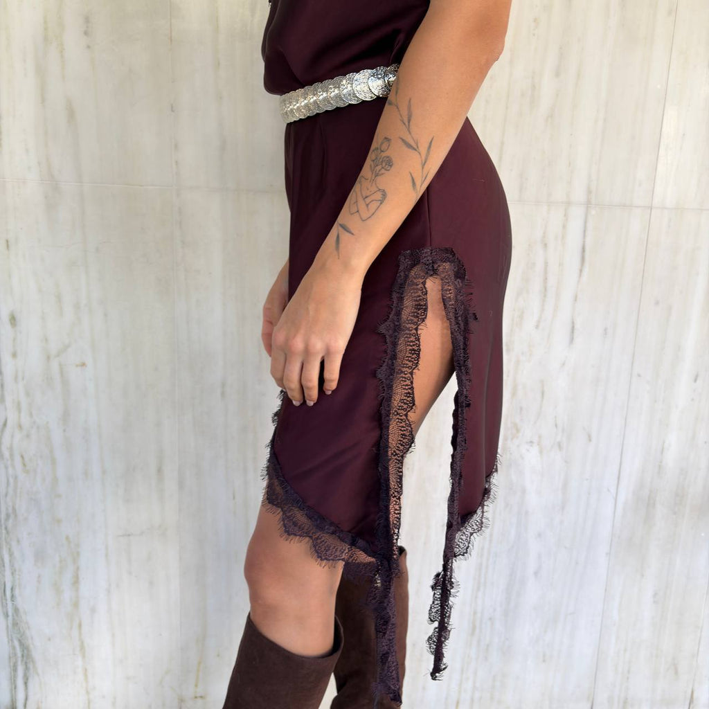 Abito satinato confidence con inserti in pizzo