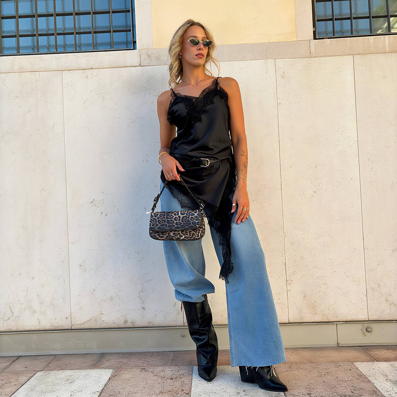 Abito satinato confidence con inserti in pizzo