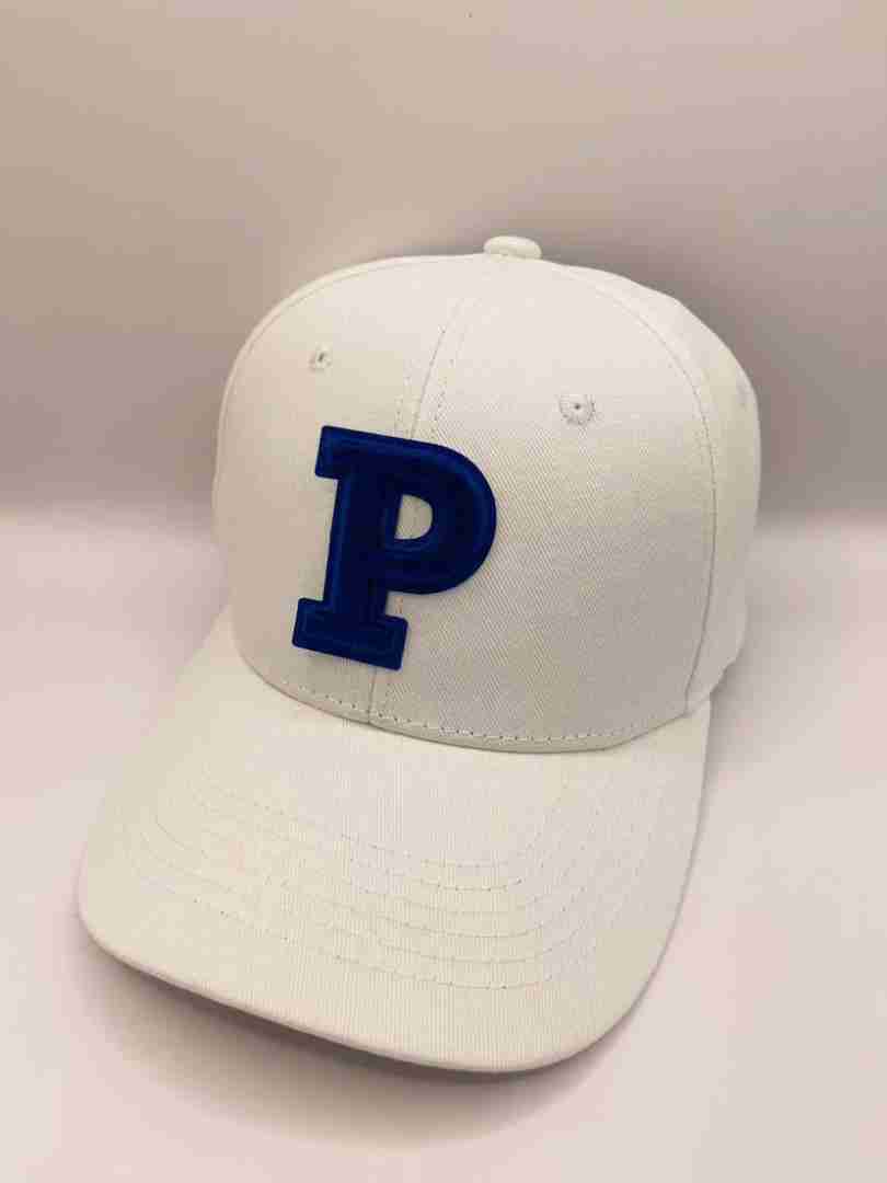 Cappellino con lettera p