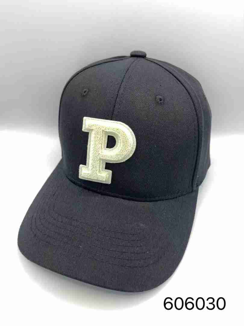 Cappellino con lettera p