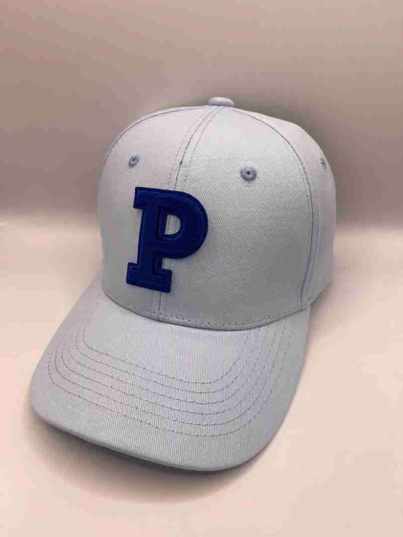 Cappellino con lettera p