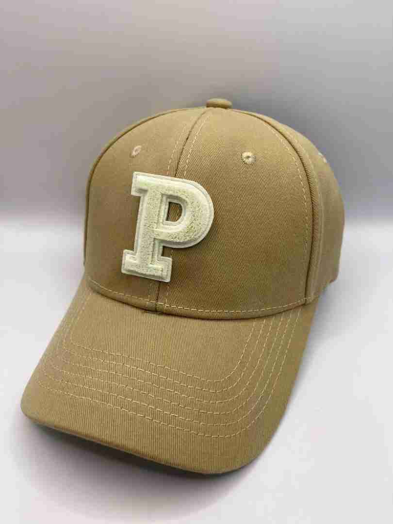 Cappellino con lettera p