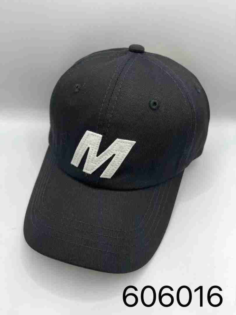 Cappellino con lettera m