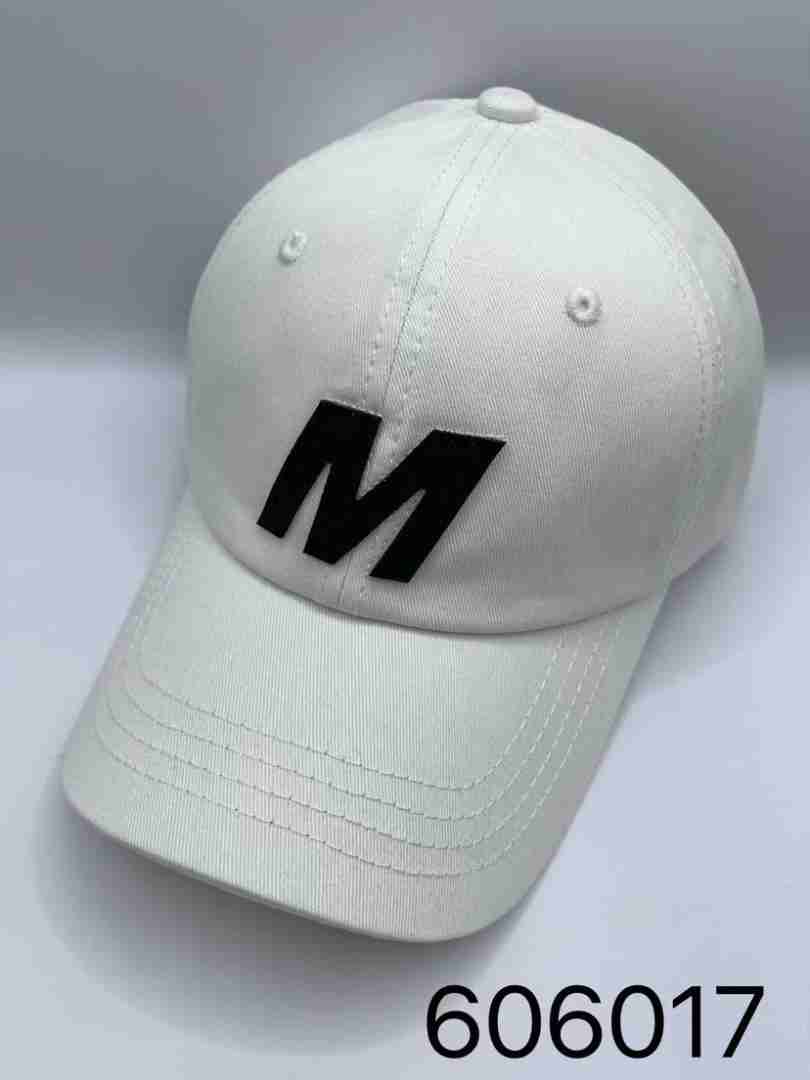 Cappellino con lettera m