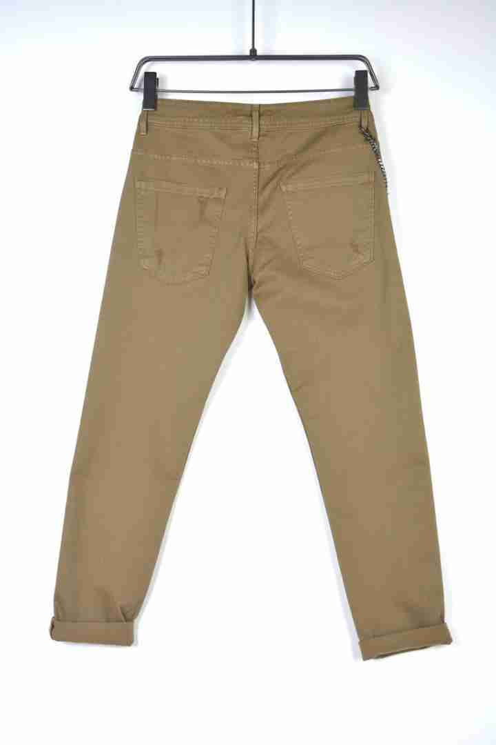 Jeans capri strappati sul ginocchio con catenella