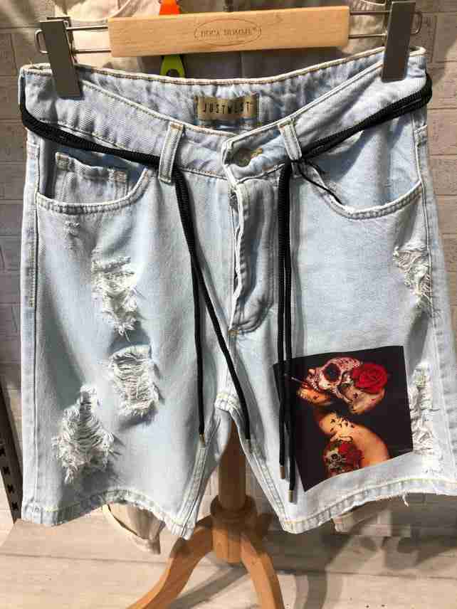 Pantaloncini in jeans chiaro con strappi e stampa