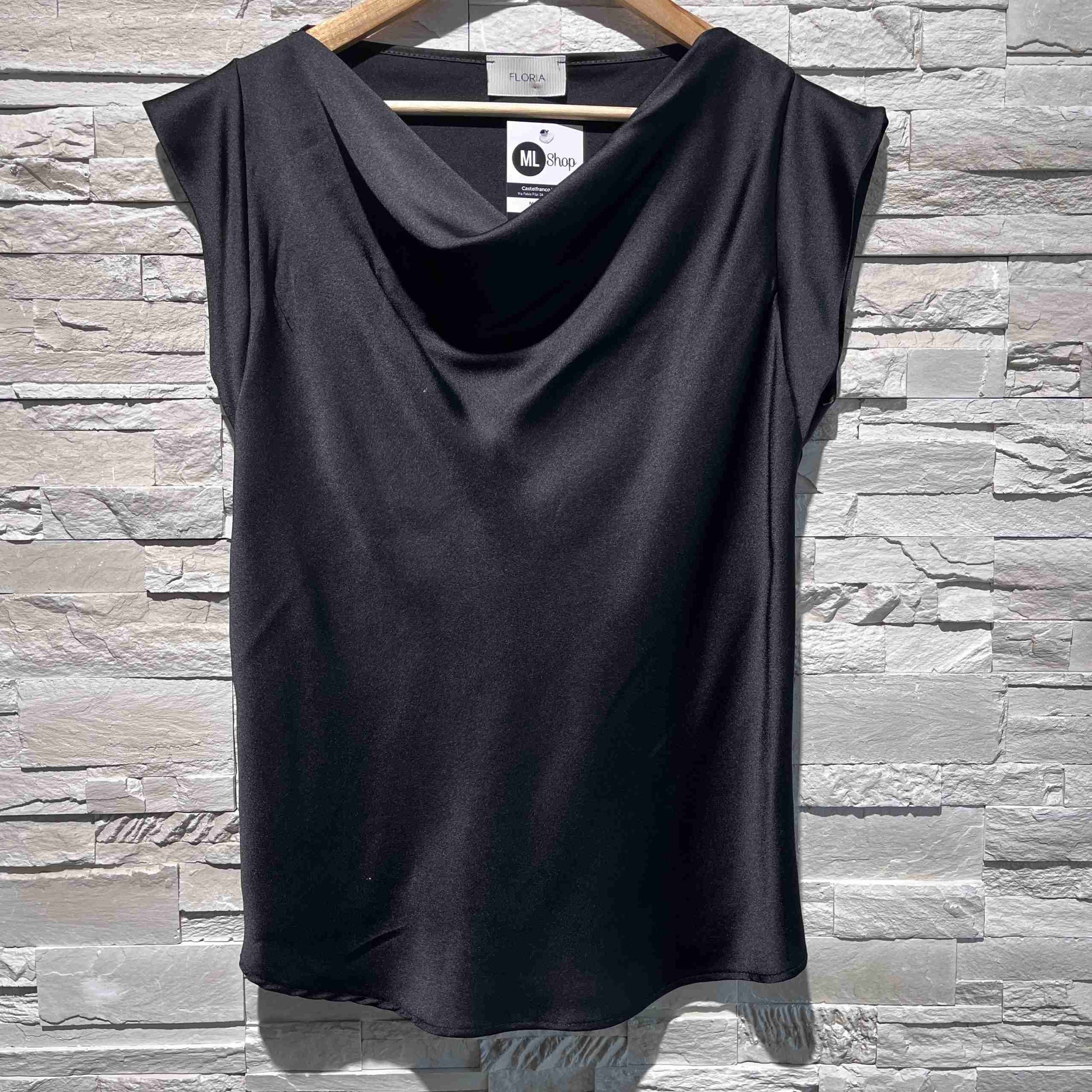 T-shirt raso con scollo drappeggiato