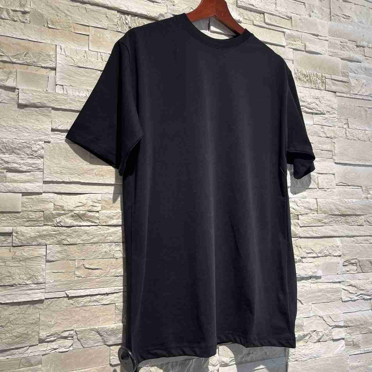 T-shirt sneaker tee