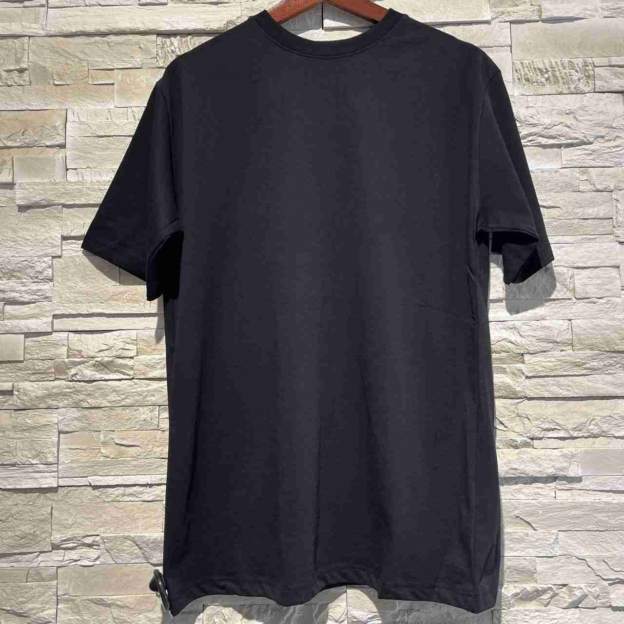 T-shirt sneaker tee