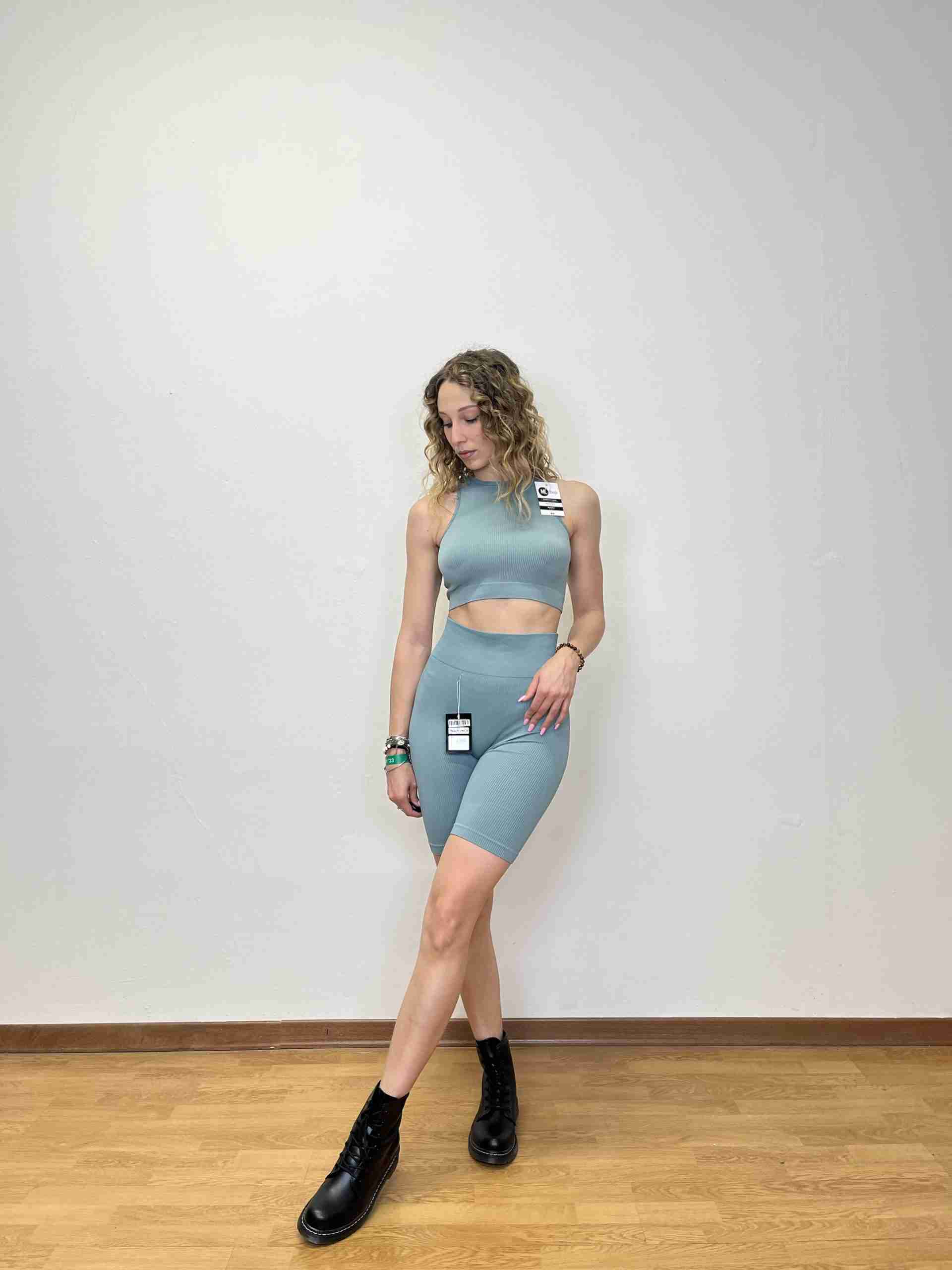 Top smanicato a costine