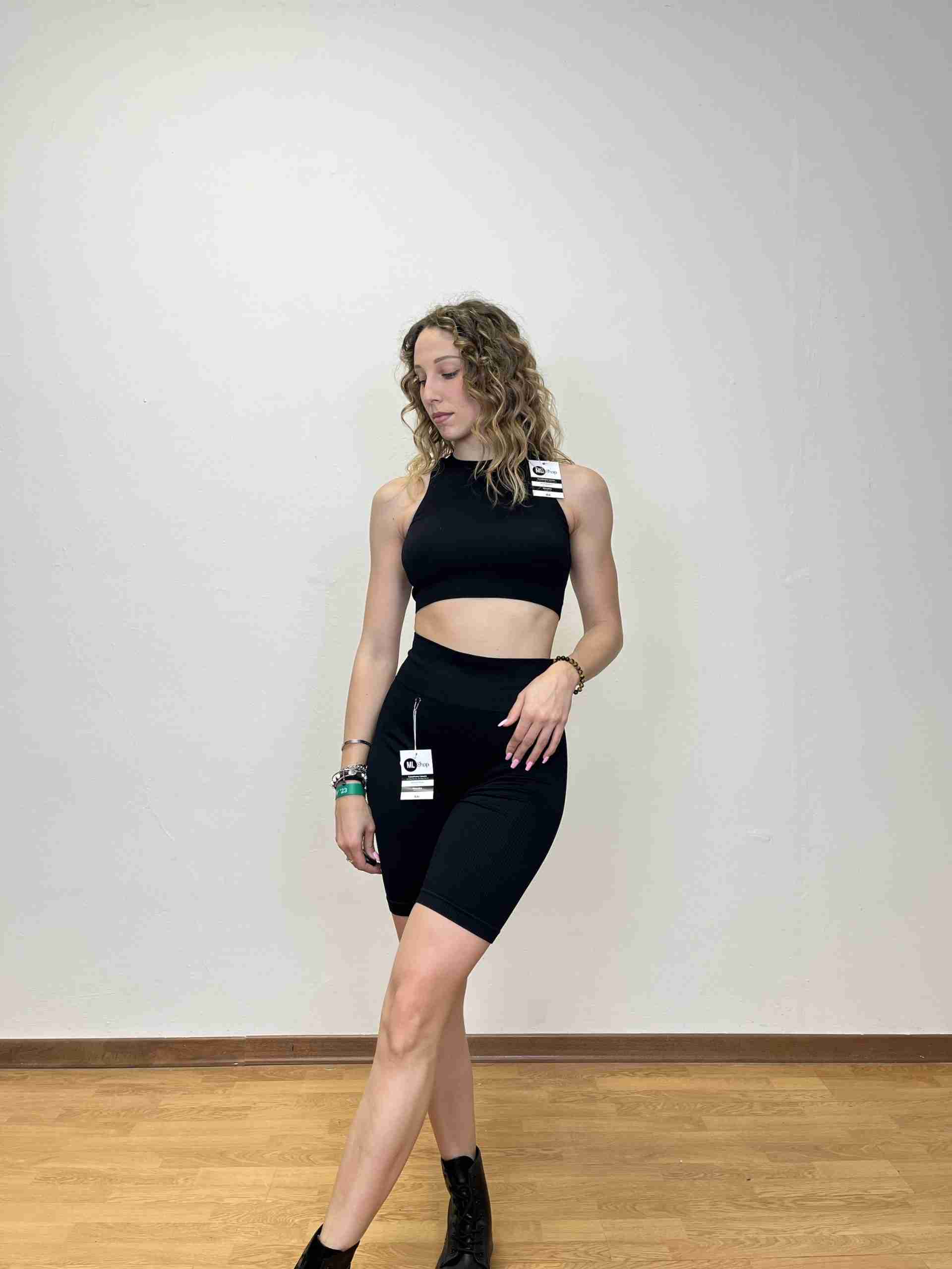 Top smanicato a costine