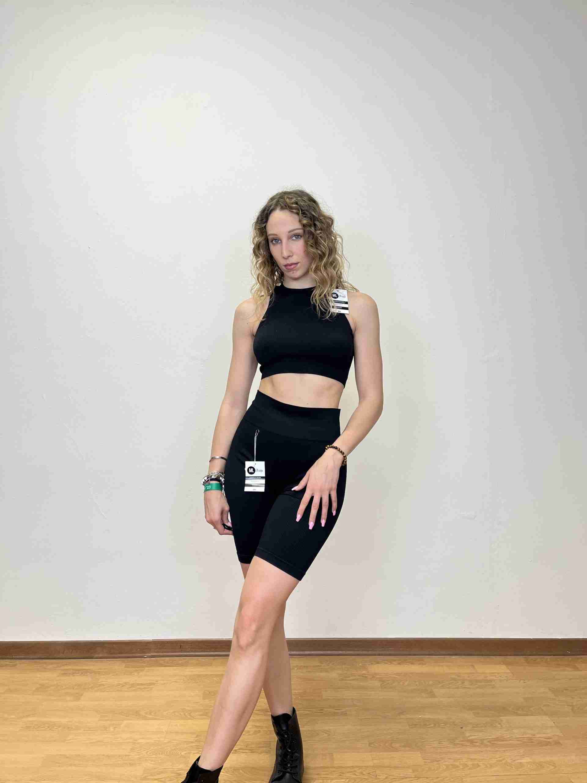 Top smanicato a costine