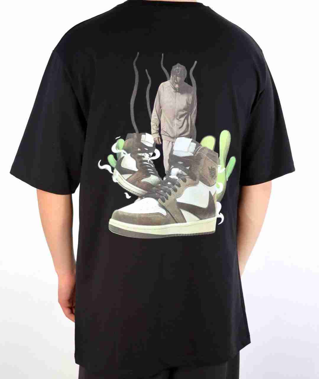 T-shirt sneaker tee