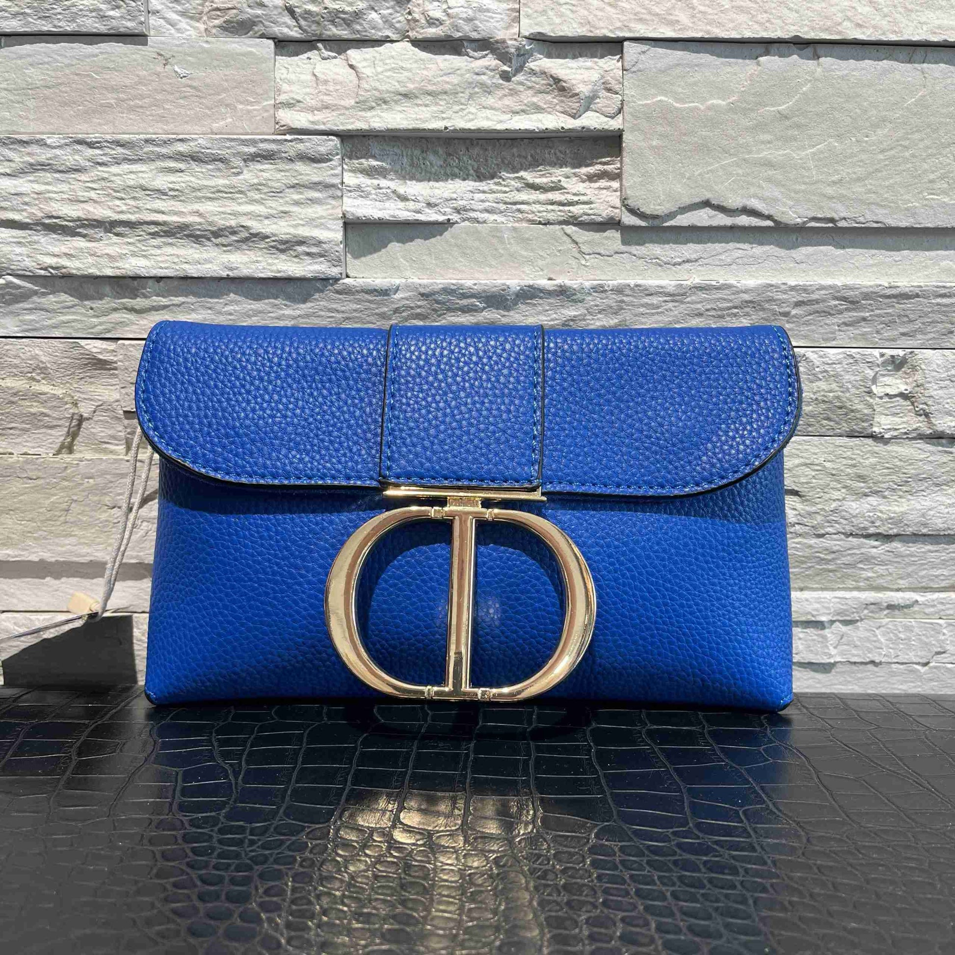 Pochette con dettaglio oro nella chiusura