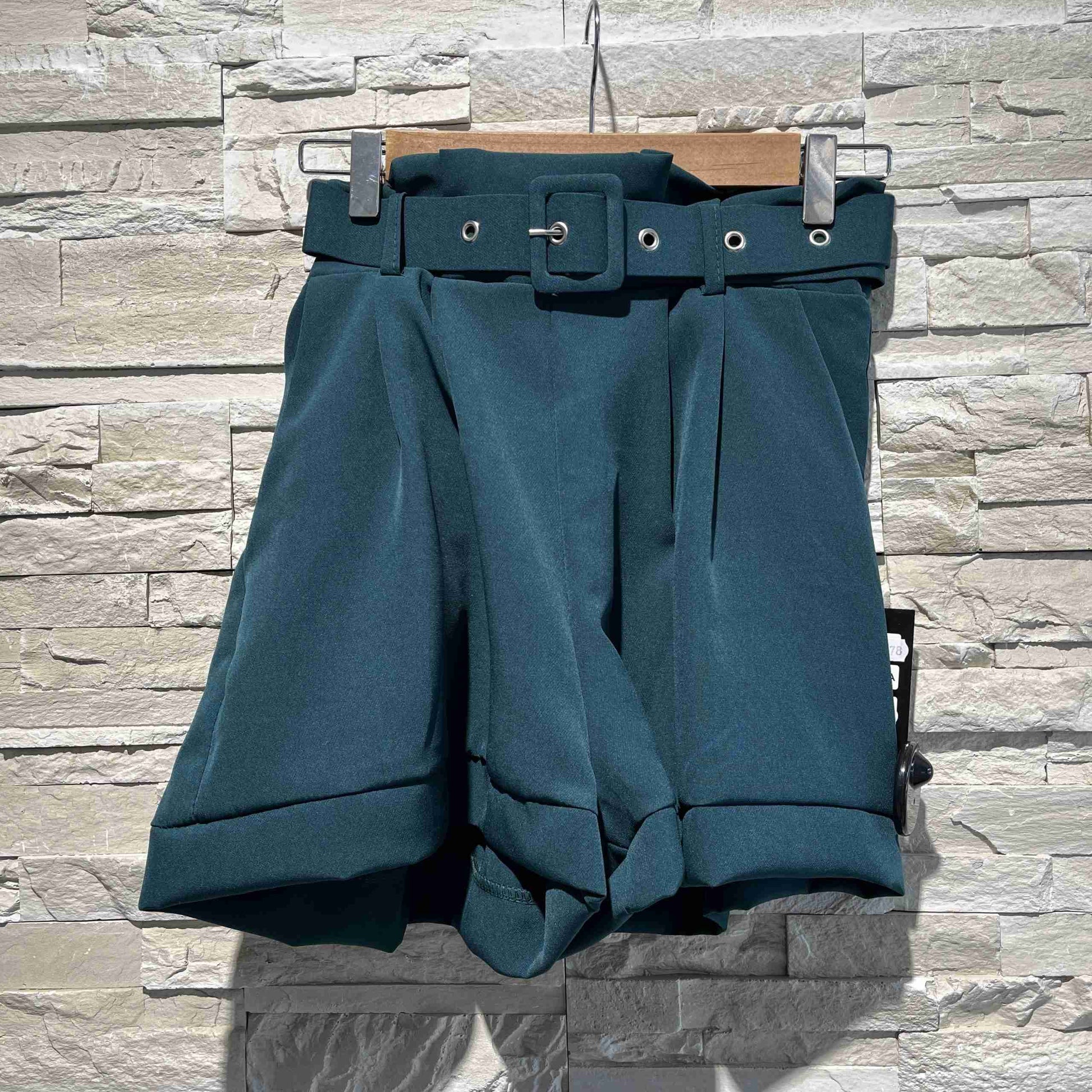 Pantaloncini a vita alta con cintura