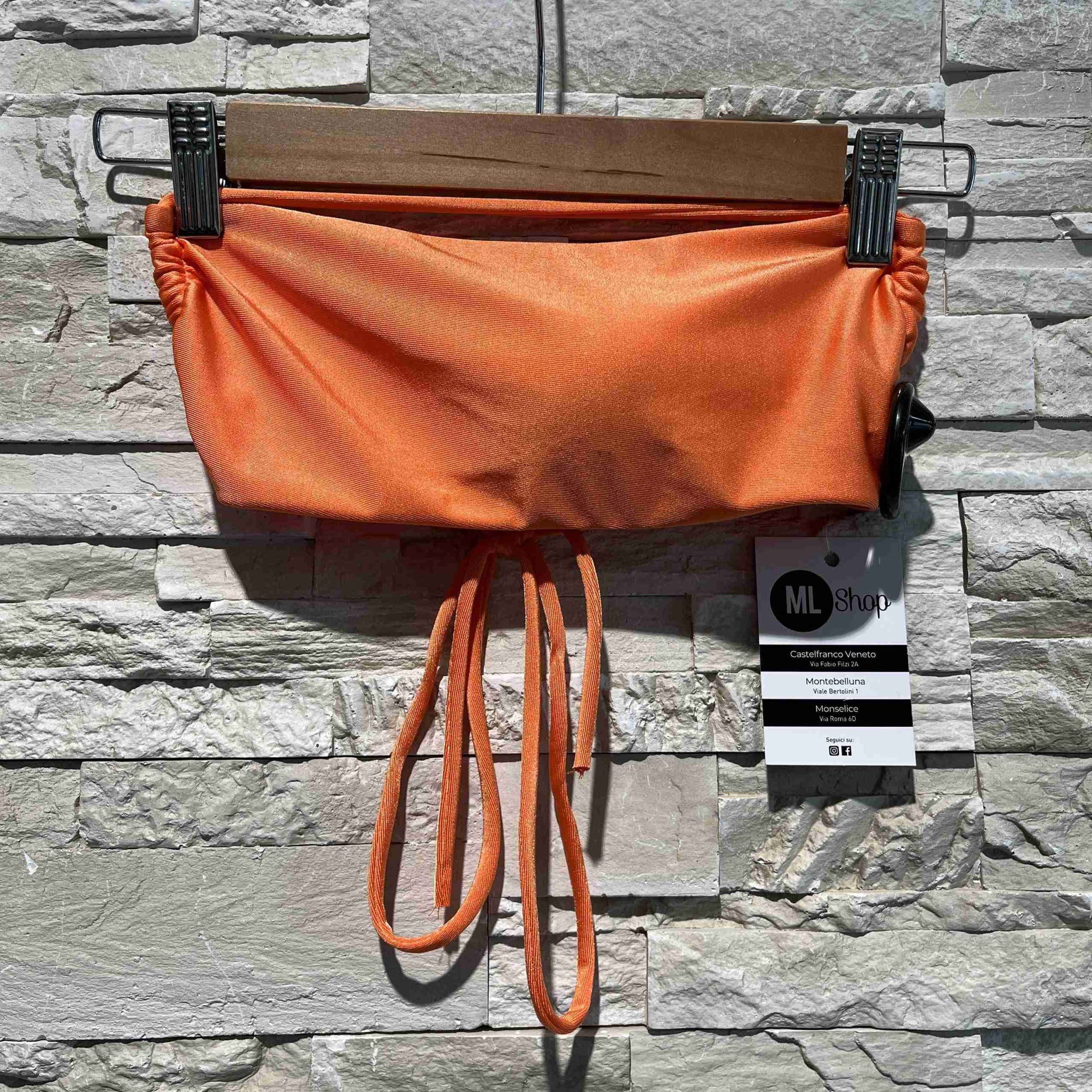 Bikini a fascia aperto nella schiena