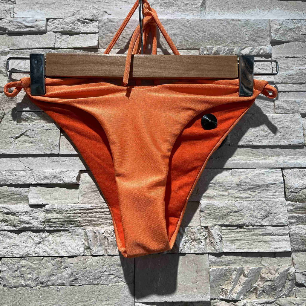 Bikini a fascia aperto nella schiena