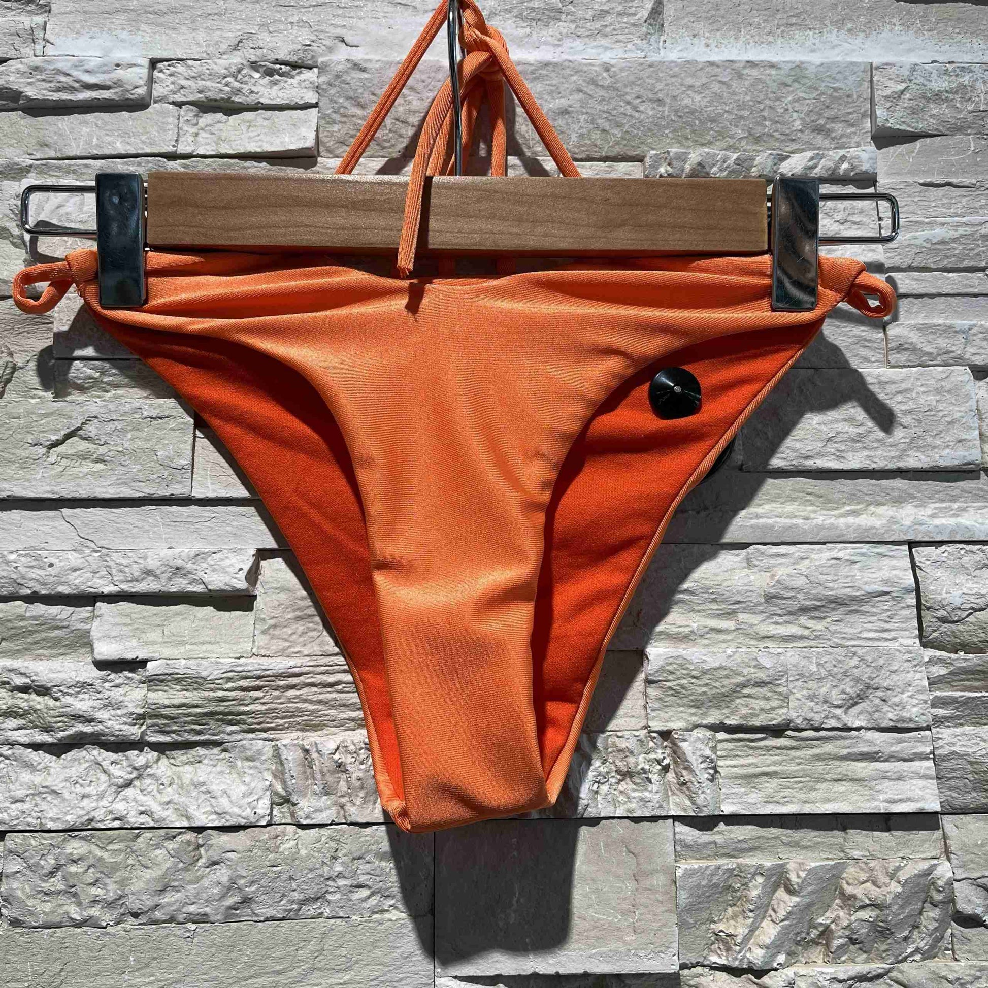 Bikini a fascia aperto nella schiena