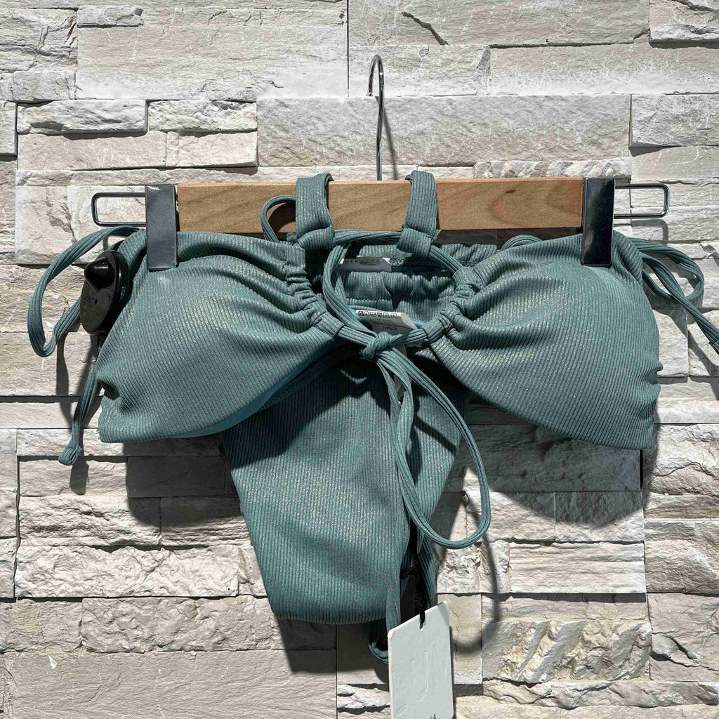 Bikini lumina con oblò
