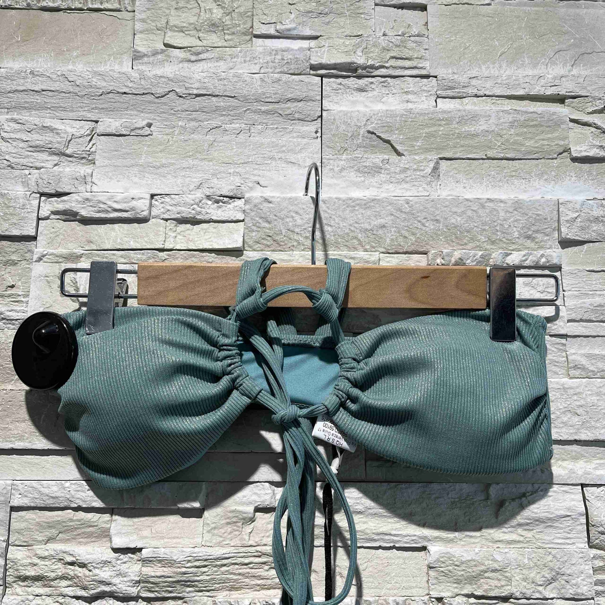 Bikini lumina con oblò