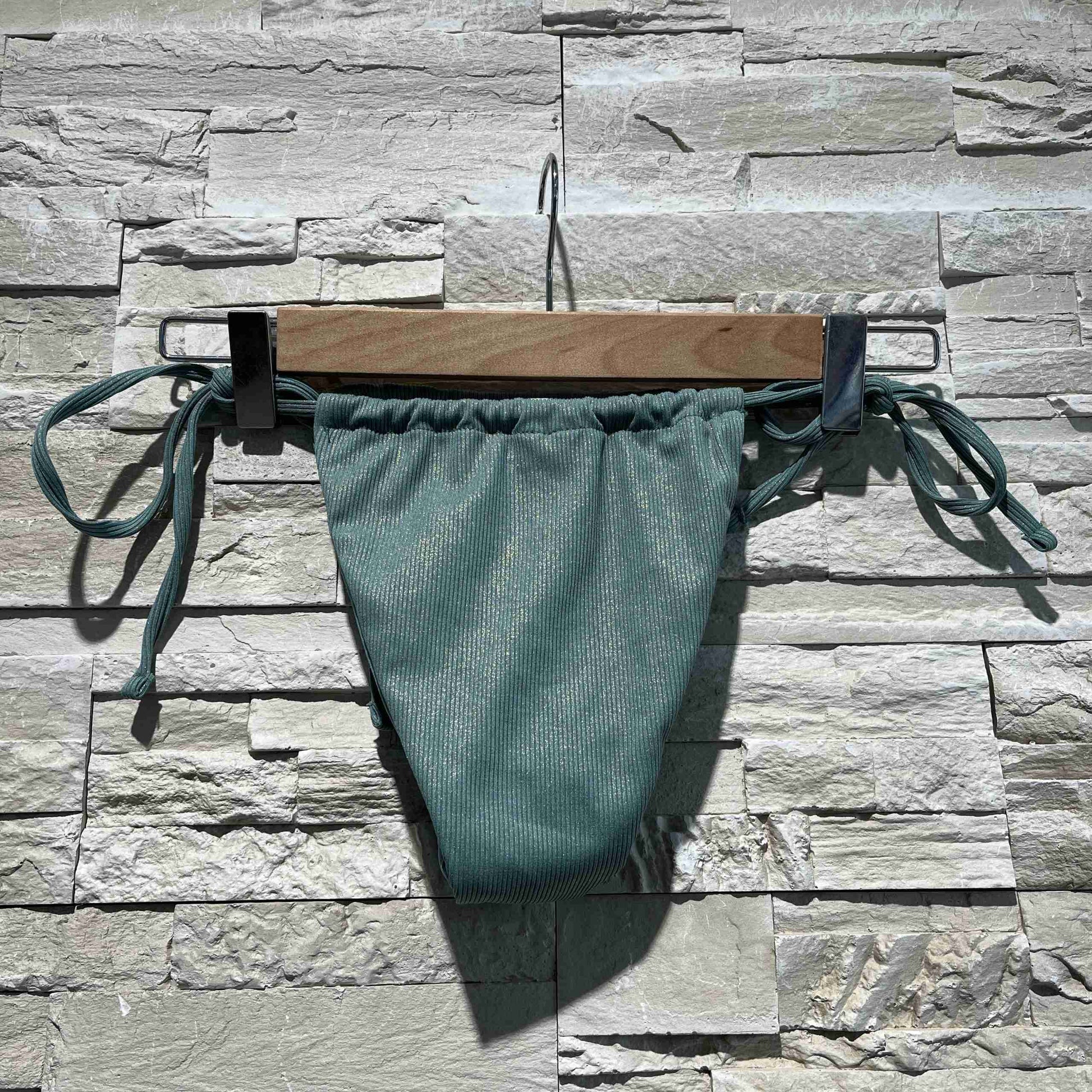 Bikini lumina con oblò