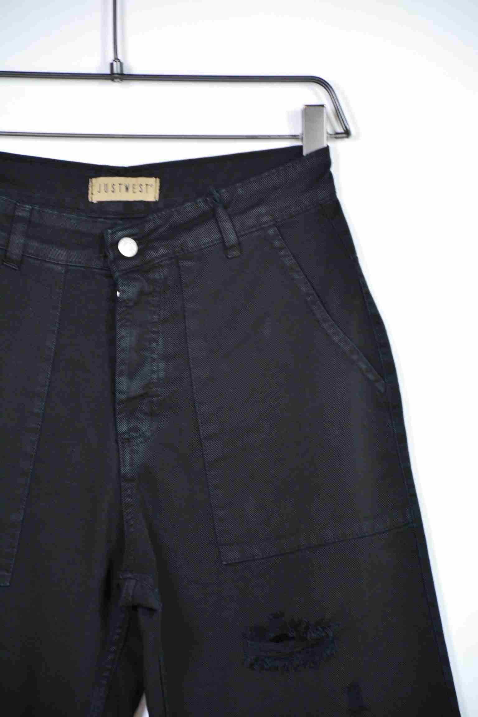 Jeans nero strappato con tasche oblique