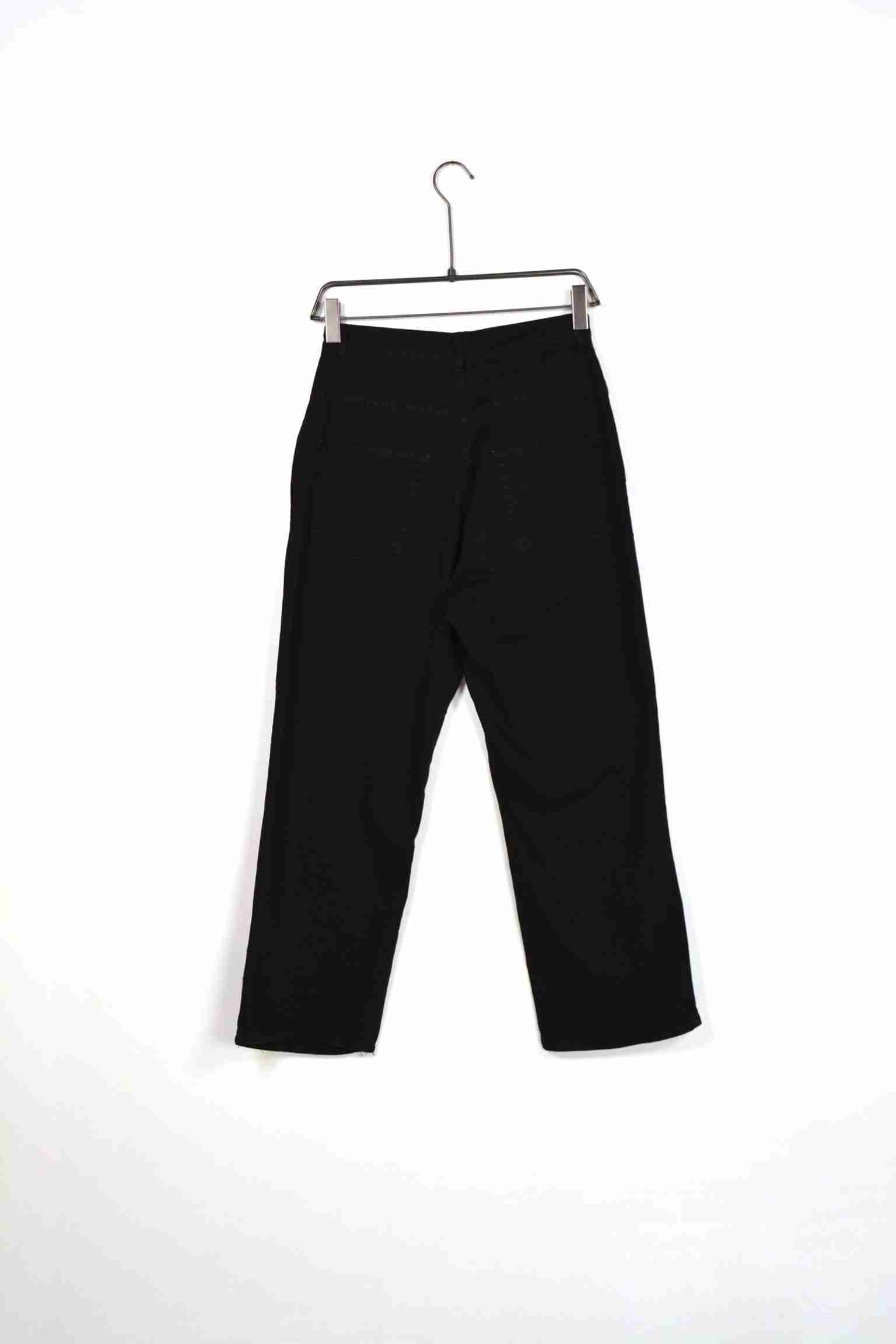 Jeans nero strappato con tasche oblique
