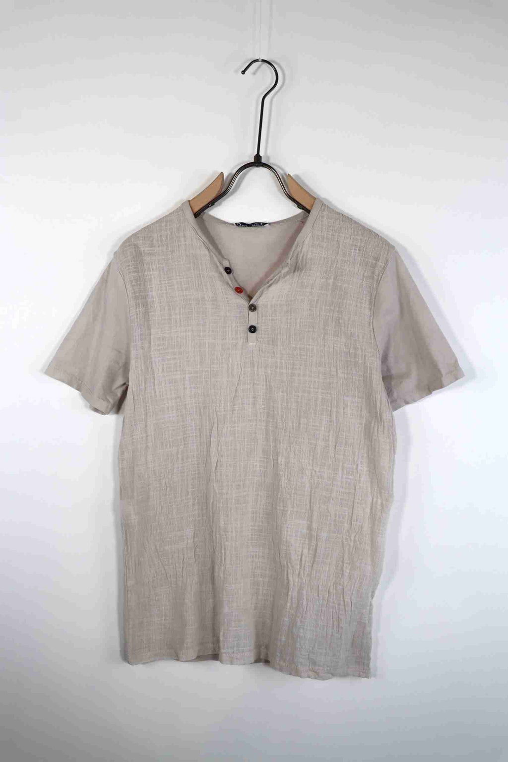 T-shirt leggera con bottoncini