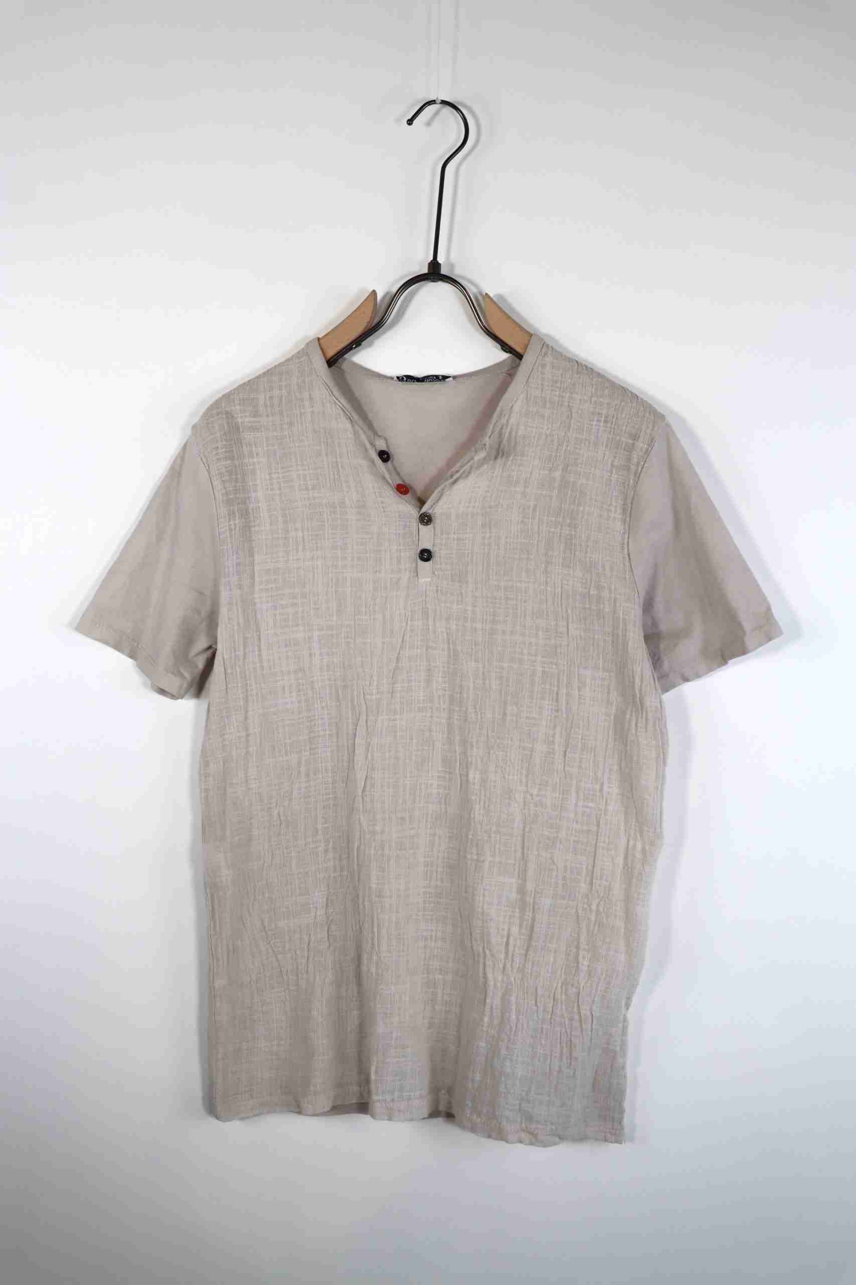 T-shirt leggera con bottoncini