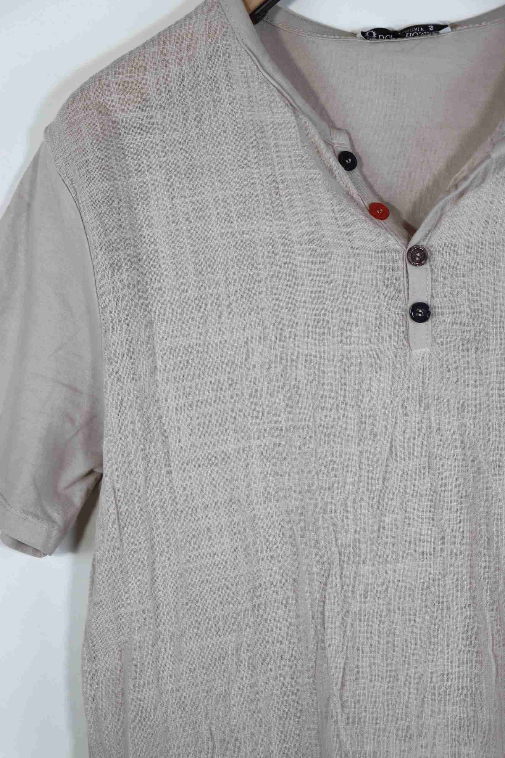 T-shirt leggera con bottoncini