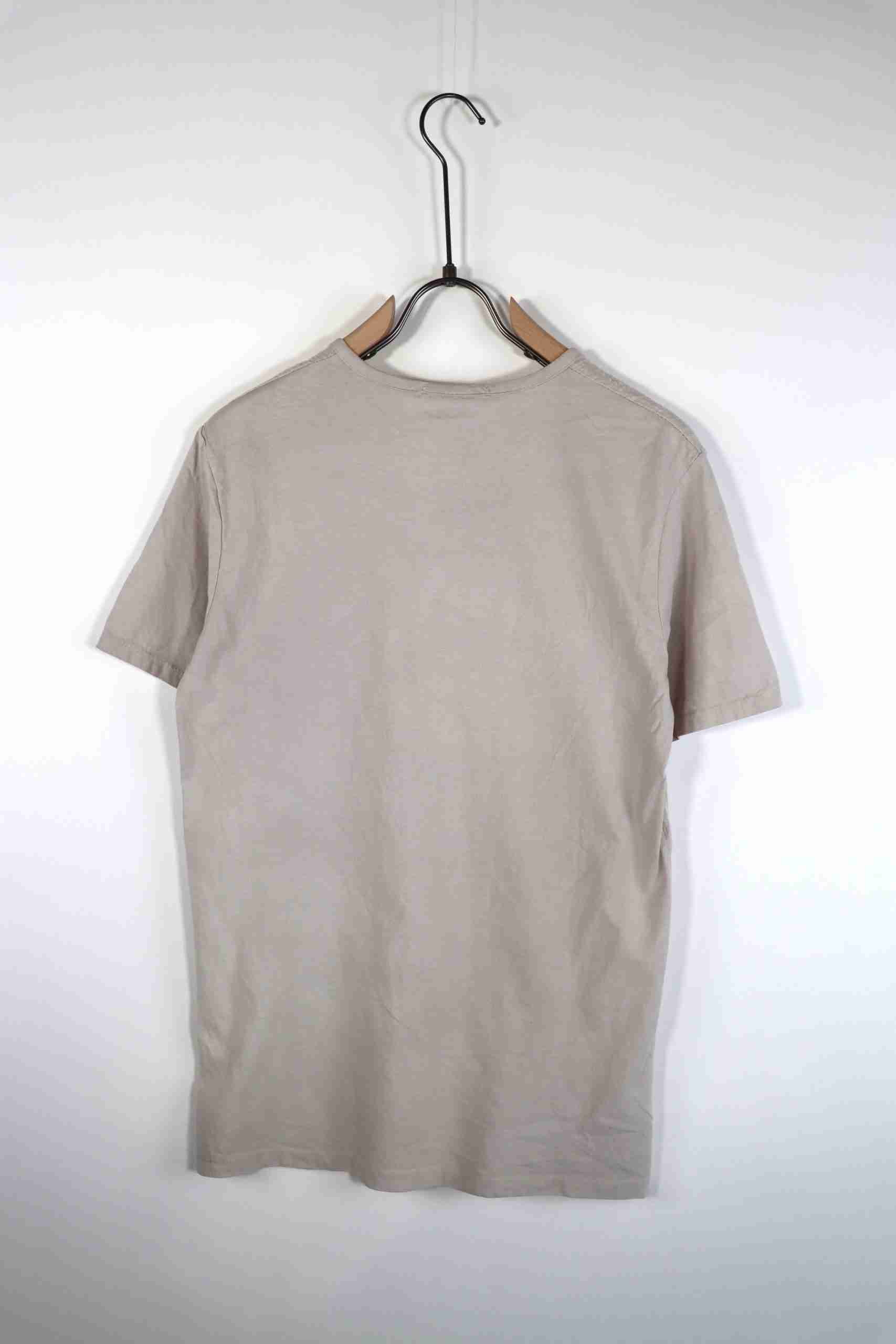 T-shirt leggera con bottoncini