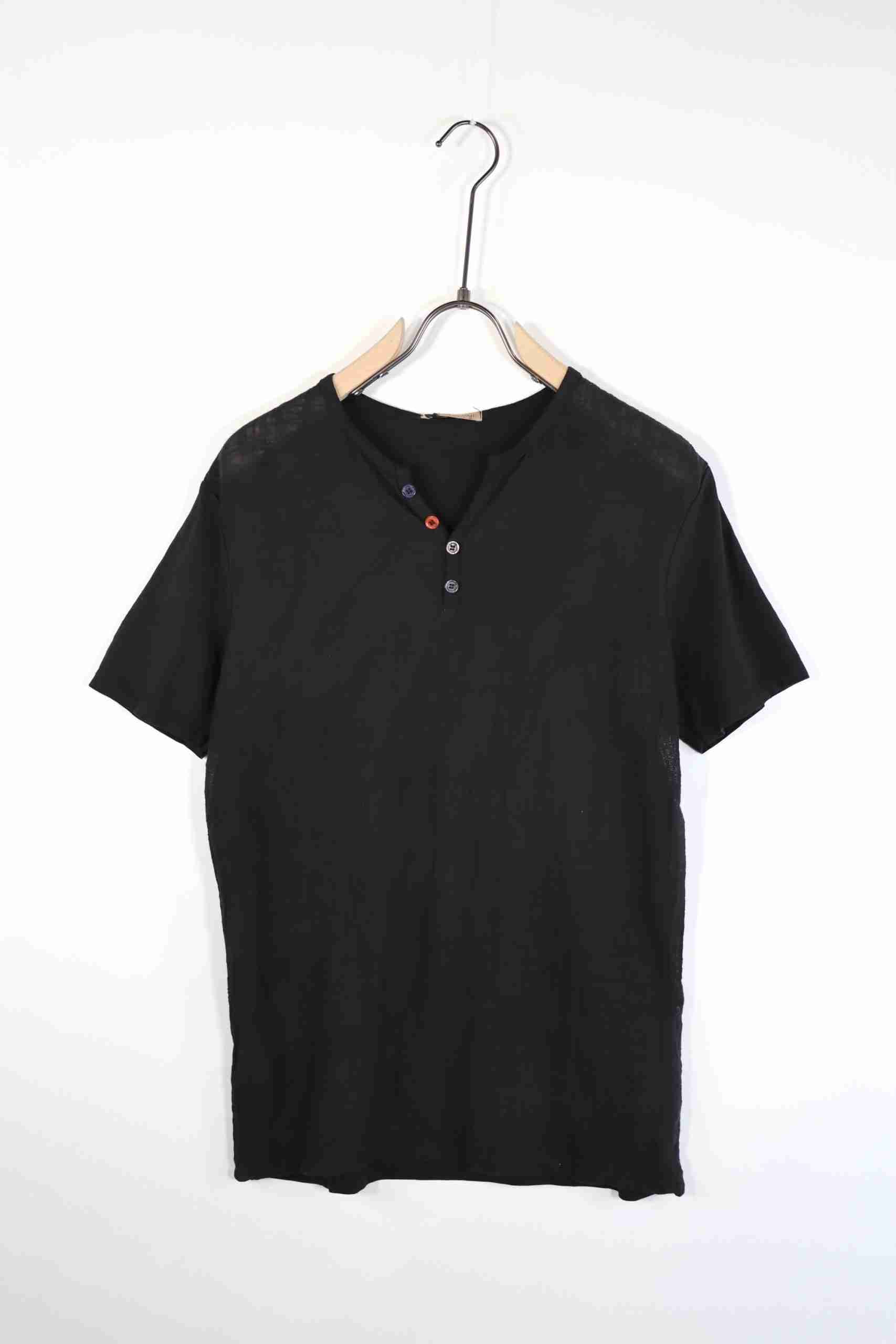 T-shirt leggera con bottoncini